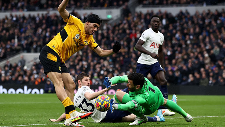 Raul Jimenez Melawan Tottenham Hotspur