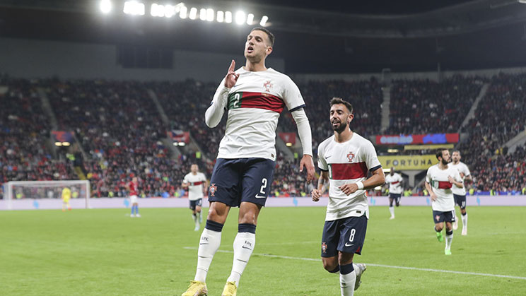 Diogo Dalot merayakan gol bagi Portugal