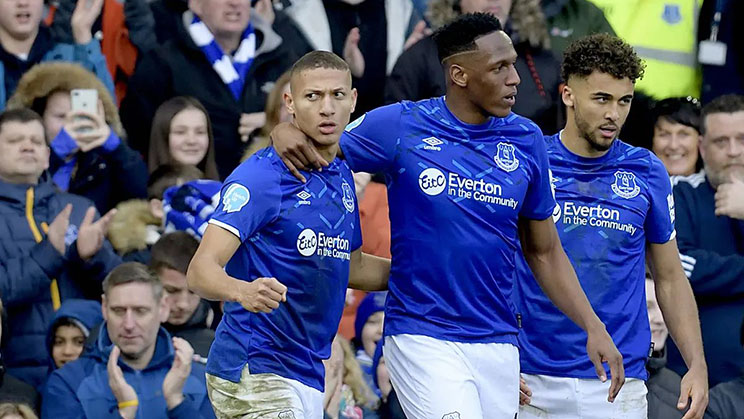 Pemain Everton mengenakan seragam dengan iklan non judi