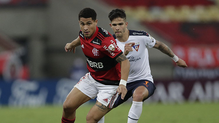 joao gomes sedang beraksi membela flamengo