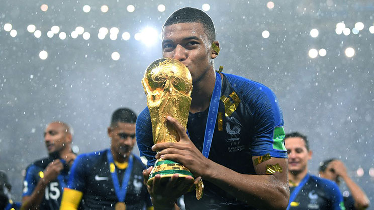 kylian mbappe mencium trofi piala dunia 2018