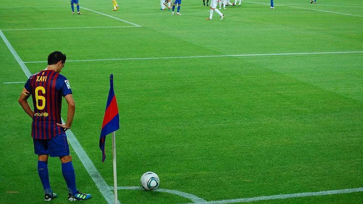Xavi Barcelona melakukan tendangan corner
