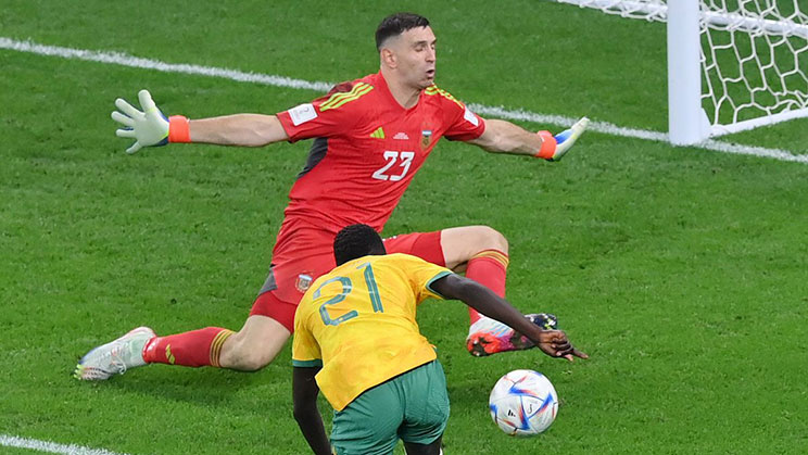 Emiliano Martinez membuat penyelamatan penting