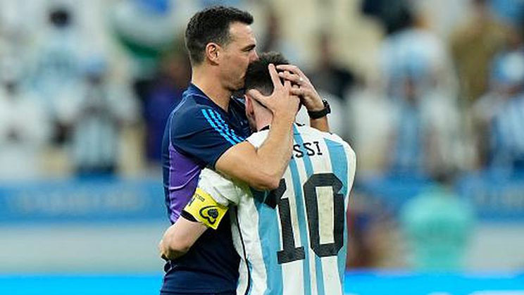 Lionel Saloni dan Messi berpelukan terharu