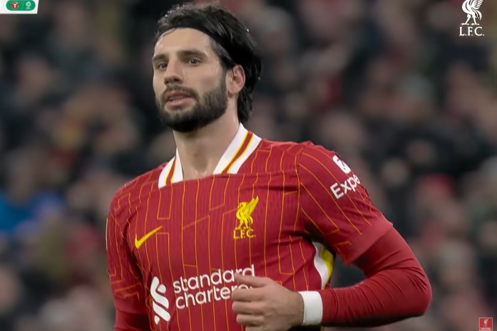 seorang pemain bola dari tim liverpool