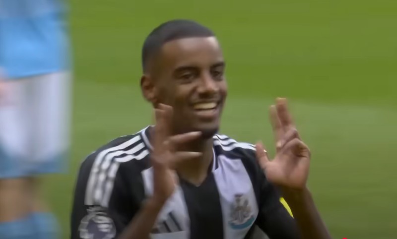 pemain bola dari tim new castle sedang selebrasi