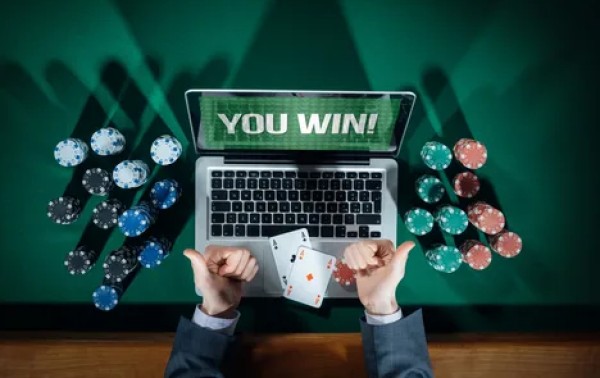 sedang bermain game poker online